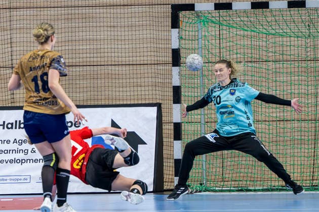 Handball Bundesliga Women, Season 2025 2026 SV Union Halle Neustadt vs Buxtehuder SV Halle, Germany 03 January 2026 In the picture from left Madeleine Östlund Oestlund Halle and goalkeeper Anni Linder Buxtehude Halle Saale SWH Arena Sachsen Anhalt Germany