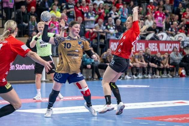 Handball Bundesliga Women, Season 2025 2026 SV Union Halle Neustadt vs Buxtehuder SV Halle, Germany 03 January 2026 In the picture from left Anika Hampel Buxtehude and Marie Polakova Halle Halle Saale SWH Arena Sachsen Anhalt Germany