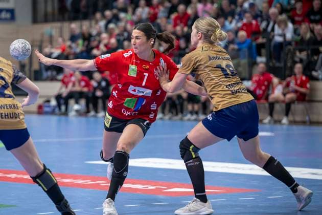Handball Bundesliga Women, Season 2025 2026 SV Union Halle Neustadt vs Buxtehuder SV Halle, Germany 03 January 2026 In the picture from left in duel Lynn Molenaar Halle and Johanna Andresen Buxtehude Halle Saale SWH Arena Sachsen Anhalt Germany