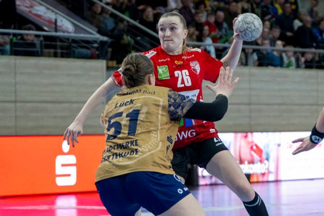 Handball Bundesliga Women, Season 2025 2026 SV Union Halle Neustadt vs Buxtehuder SV Halle, Germany 03 January 2026 In the picture from left Lyn Elisabeth Lück Lueck Buxtehude and Cara Reuthal Halle Halle Saale SWH Arena Sachsen Anhalt Germany