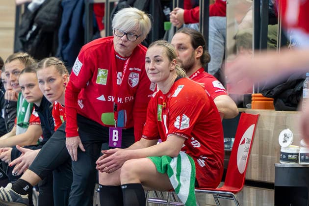 Handball Bundesliga Women, Season 2025 2026 SV Union Halle Neustadt vs Buxtehuder SV Halle, Germany 03 January 2026 In the picture from left coach Ines Seidler Halle and Lea Gruber Halle Halle Saale SWH Arena Sachsen Anhalt Germany