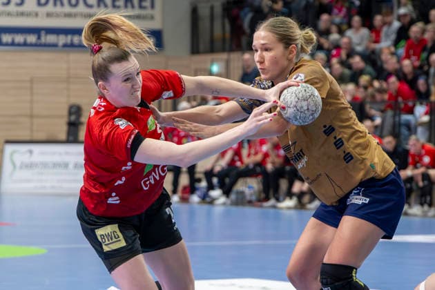 Handball Bundesliga Women, Season 2025 2026 SV Union Halle Neustadt vs Buxtehuder SV Halle, Germany 03 January 2026 In the picture from left in duel Cara Reuthal Halle and Johanna Andresen Buxtehude Halle Saale SWH Arena Sachsen Anhalt Germany