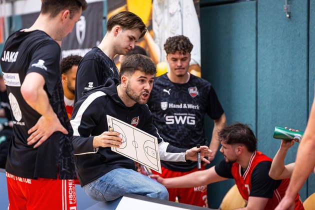 03 01 2026, xovx, Basketball 1 Regionalliga Südwest, Lich Basketball TSG Söflingen Instructions from coach Lucas Nasev Lich Basketball to his team in the time-out Lich Dietrich Bonhoeffer Halle Hessen Germany EN