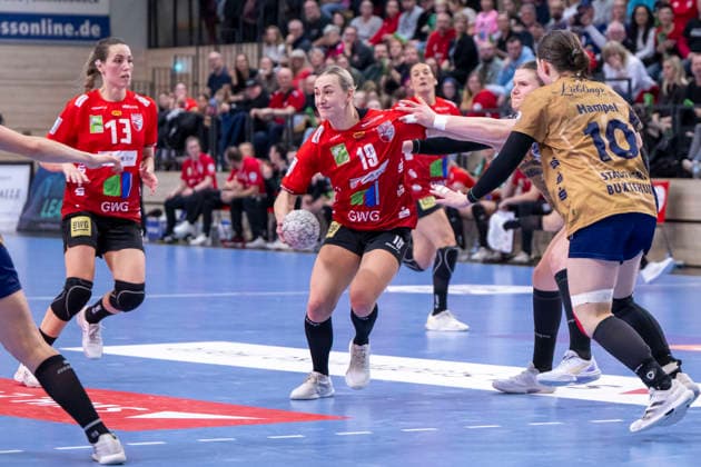 Handball Bundesliga Women, Season 2025 2026 SV Union Halle Neustadt vs Buxtehuder SV Halle, Germany 03 January 2026 In the picture from left Madeleine Östlund Oestlund Halle , Lea Gruber Halle and Anika Hampel Buxtehude Halle Saale SWH Arena Sachsen Anhalt Germany