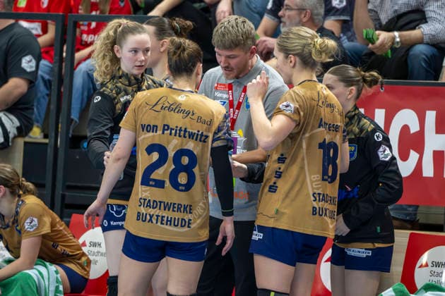 Handball Bundesliga Women, Season 2025 2026 SV Union Halle Neustadt vs Buxtehuder SV Halle, Germany 03 January 2026 In the picture from left Theresa von Prittwitz Buxtehude , coach Nicolaj Andersson Buxtehude and Johanna Andresen Buxtehude Halle Saale SWH Arena Sachsen Anhalt Germany