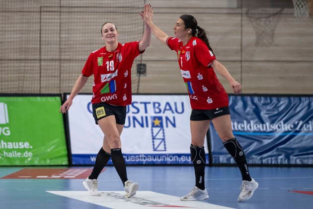 Handball Bundesliga Women, Season 2025 2026 SV Union Halle Neustadt vs Buxtehuder SV Halle, Germany 03 January 2026 In the picture from left Lea Gruber Halle and Lynn Molenaar Halle laughing, smiling, in a good mood, grinning, grinning, Halle Saale SWH Arena Sachsen Anhalt Germany