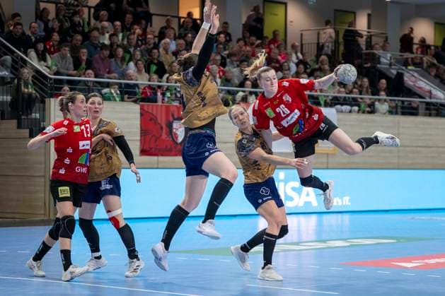 Handball Bundesliga Women, Season 2025 2026 SV Union Halle Neustadt vs Buxtehuder SV Halle, Germany 03 January 2026 In the picture from left Lyn Elisabeth Lück Lueck Buxtehude , bu18 and Cara Reuthal Halle Halle Saale SWH Arena Sachsen Anhalt Germany