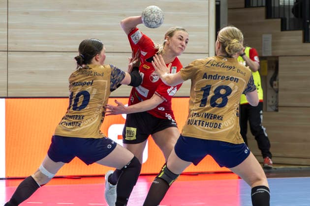 Handball Bundesliga Women, Season 2025 2026 SV Union Halle Neustadt vs Buxtehuder SV Halle, Germany 03 January 2026 In the picture from left in duel Anika Hampel Buxtehude , Lea Gruber Halle and Johanna Andresen Buxtehude Halle Saale SWH Arena Sachsen Anhalt Germany