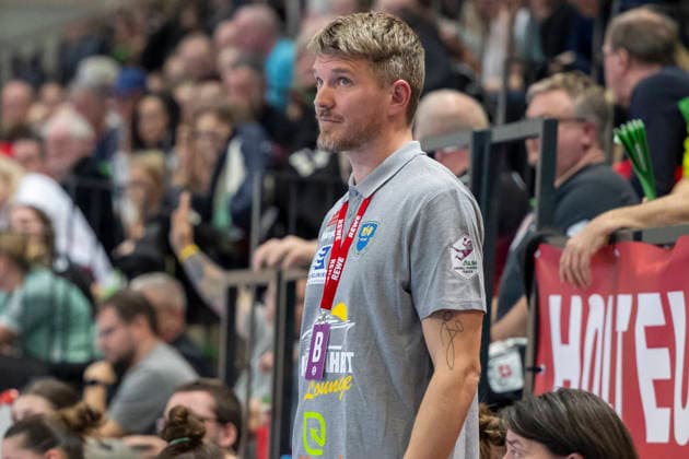Handball Bundesliga Women, Season 2025 2026 SV Union Halle Neustadt vs Buxtehuder SV Halle, Germany 03 January 2026 In the picture coach Nicolaj Andersson Buxtehude , pensive, brooding, grumbling, Halle Saale SWH Arena Sachsen Anhalt Germany