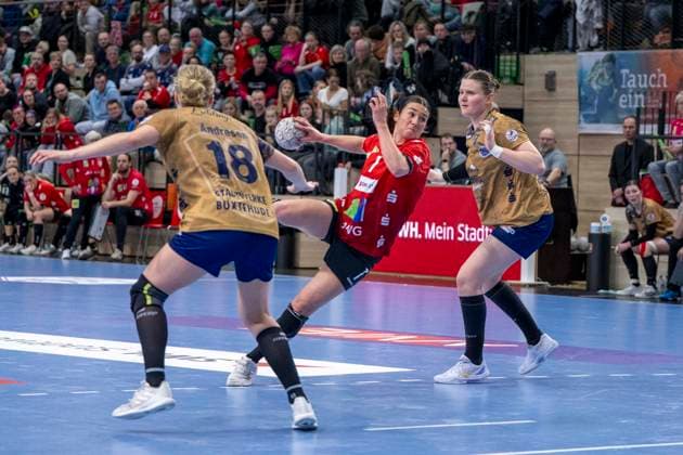 Handball Bundesliga Women, Season 2025 2026 SV Union Halle Neustadt vs Buxtehuder SV Halle, Germany 03 January 2026 In the picture from left Johanna Andresen Buxtehude , Lynn Molenaar Halle and Lyn Elisabeth Lück Lueck Buxtehude Halle Saale SWH Arena Sachsen Anhalt Germany