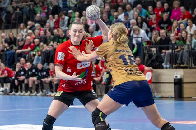 Handball Bundesliga Women, Season 2025 2026 SV Union Halle Neustadt vs Buxtehuder SV Halle, Germany 03 January 2026 In the picture from left in duel Cara Reuthal Halle and Johanna Andresen Buxtehude Halle Saale SWH Arena Sachsen Anhalt Germany
