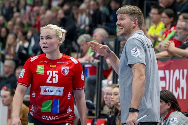 Handball Bundesliga Women, Season 2025 2026 SV Union Halle Neustadt vs Buxtehuder SV Halle, Germany 03 January 2026 In the picture from left Lilli Röpke Roepke Halle and coach Nicolaj Andersson Buxtehude gestures, gestures, gestures, Halle Saale SWH Arena Sachsen Anhalt Germany