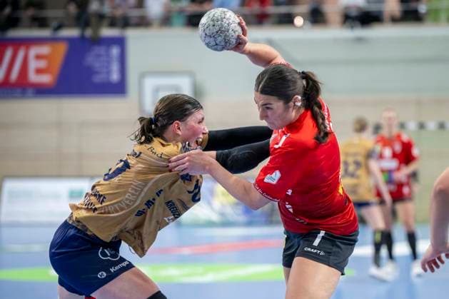 Handball Bundesliga Women, Season 2025 2026 SV Union Halle Neustadt vs Buxtehuder SV Halle, Germany 03 January 2026 In the picture from left in duel Anika Hampel Buxtehude and Lynn Molenaar Halle Halle Saale SWH Arena Sachsen Anhalt Germany