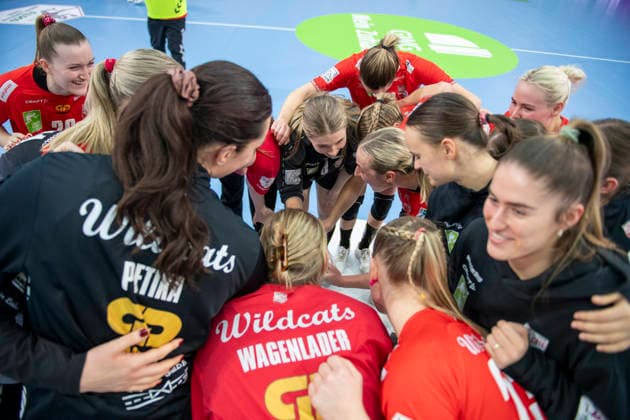 Handball Bundesliga Women, Season 2025 2026 SV Union Halle Neustadt vs Buxtehuder SV Halle, Germany 03 January 2026 In the picture The Halle players form a team circle to close ranks after the first win of the season over Buxtehude Halle Saale SWH Arena Sachsen Anhalt Germany