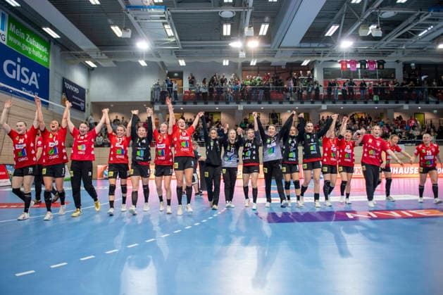 Handball Bundesliga Women, Season 2025 2026 SV Union Halle Neustadt vs Buxtehuder SV Halle, Germany 03 January 2026 In the picture final cheer, final jubilation, emotion, joy, Halle Saale SWH Arena Sachsen Anhalt Germany