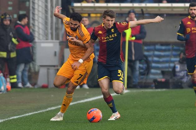 CALCIO - Serie A - Genoa CFC vs Pisa SC Mehdi Leris (Pisa) and Morten Wetche Frendrup (Genoa) fight for the ball during Genoa CFC vs Pisa SC, Italian soccer Serie A match in Genoa, Italy, January 03 2026 Genoa Italy  Copyright: xIPAxSport ABACAx