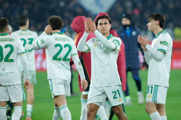 CALCIO - Serie A - Atalanta BC vs AS Roma Paulo Dybala of AS Roma applauds the travelling fans after the final whistle during the match of 18th day of the Serie A Championship between Atalanta BC - AS Roma at the New Balance Arena on 3 January 2026 in Bergamo, BG. Bergamo Italy  Copyright: xIPAxSport ABACAx