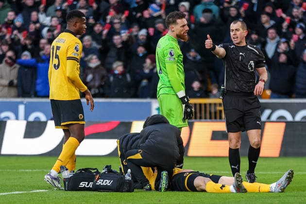 Wolverhampton Wanderers v West Ham United - Premier League Santiago Bueno of Wolverhampton Wanderers is on the ground as he receives treatment following an injury during the Premier League match between Wolverhampton Wanderers and West Ham United at Molineux in Wolverhampton, England, on January 3, 2026. Wolverhampton West Midlands United Kingdom  Copyright: xMIxNewsx originalFilename:fletcher-wolverha260103_npqlm.jpg