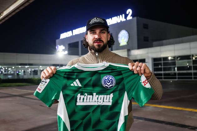 Fussball, 3.Liga Saison 2025 2026 Ankunft Lex-Tyger Lobinger als Neuzugang im Trainingslager vom MSV Duisburg 04.01.2026, Titanic Deluxe Golf Belek Lex Tyger Lobinger (MSV Duisburg, 45) hält das grüne Ausweichtrikot der Zebras bei seiner Ankunft am Flughafen in der Hand Belek Titanic Deluxe Golf Belek Türkei *** Sports, Football, 3 Liga Season 2025 2026 Arrival Lex Tyger Lobinger as a newcomer at the training camp of MSV Duisburg 04 01 2026, Titanic Deluxe Golf Belek Lex Tyger Lobinger MSV Duisburg, 45 holds the green Zebras temporary jersey in his hand on his arrival at the airport Belek Titanic Deluxe Golf Belek Turkey