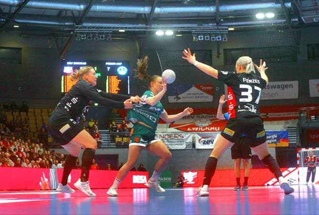 Laura Szabo Zwickau tugs at the jersey of Mariel Beugels Göppingen , right Laura Penzes Zwickau Handball Women 1 Bundesliga 2025 26 BSV Sachsen Zwickau Frisch Auf Göppingen 25 23 on 3 1 2026 in the Sparkassen Arena Zwickau BSV Sachsen Zwickau Frisch Auf Göppingen
