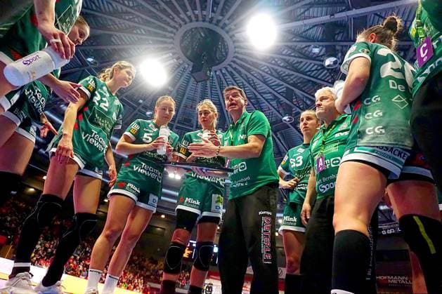 Coach Nico Kiener Göppingen in the middle of his team during a time-out Handball Womens 1 Bundesliga 2025 26 BSV Sachsen Zwickau Frisch Auf Göppingen 25 23 on 3 1 2026 at the Sparkassen Arena Zwickau BSV Sachsen Zwickau Frisch Auf Göppingen