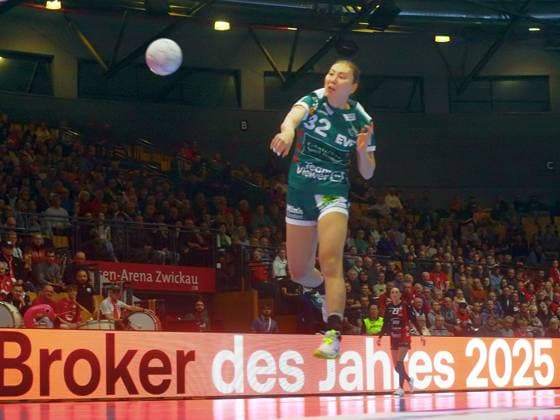 Goal throw by Haruno Sasaki Göppingen Handball Women 1 Bundesliga 2025 26 BSV Sachsen Zwickau Frisch Auf Göppingen 25 23 on 3 1 2026 in the Sparkassen Arena Zwickau BSV Sachsen Zwickau Frisch Auf Göppingen