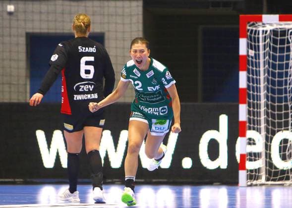 In celebration Haruno Sasaki Göppingen , who scored 9 goals in this match, Handball Women 1 Bundesliga 2025 26 BSV Sachsen Zwickau Frisch Auf Göppingen 25 23 on 3 1 2026 at Sparkassen Arena Zwickau BSV Sachsen Zwickau Frisch Auf Göppingen