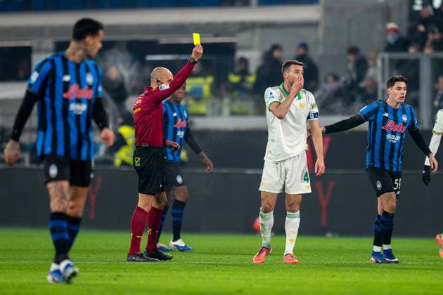 BERGAMO, ITALY - JANUARY 3: referee Michael Fabbri shows a yellow card to Bryan Cristante of AS Roma during the Serie A match between Atalanta BC and AS Roma at the New Balance Arena on January 3, 2026 in Bergamo, Italy. (Photo by Rene Nijhuis) SPO  Copyright: xRenexNijhuis