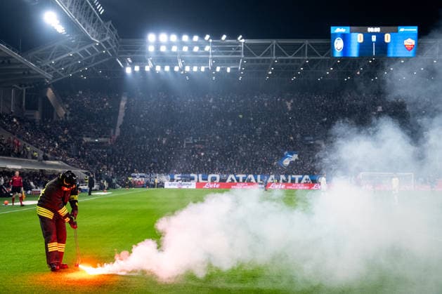 BERGAMO, ITALY - JANUARY 3: A firefighter removes pyro fireworks from the pitch during the Serie A match between Atalanta BC and AS Roma at the New Balance Arena on January 3, 2026 in Bergamo, Italy. (Photo by Rene Nijhuis) SPO  Copyright: xRenexNijhuis