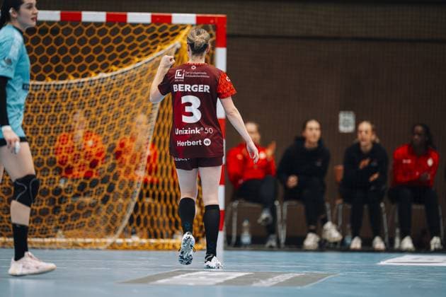 Scene with Amelie Berger 3 HSG Bensheim Auerbach and goalkeeper from Team Thüringer HC Scene with Amelie Berger 3 HSG Bensheim Auerbach in front of goalkeeper Copyright: xspeedshotx