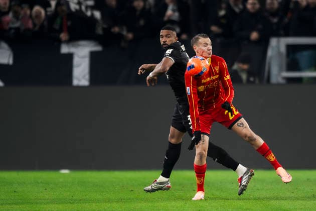 Juventus FC v US Lecce - Serie A Francesco Camarda of US Lecce competes for the ball with Gleison Bremer of Juventus FC during the Serie A football match between Juventus FC and US Lecce. Turin Italy Copyright: xNicolòxCampox