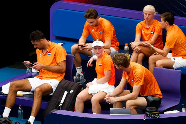 TENNIS UNITED CUP SYDNEY, Suzan Lamens of Team Netherlands spekas to Team Netherlands Captain Tallon Griekspoor in the break during her Group F singles match against Eva Lys of Team Germanyduring day three of the 2026 United Cup at Ken Rosewall Arena in Sydney, Sunday, January 4, 2026. ( NO ARCHIVING, EDITORIAL USE ONLY SYDNEY NEW SOUTH WALES AUSTRALIA  Copyright: xMARKxEVANSx 20260104124907025647
