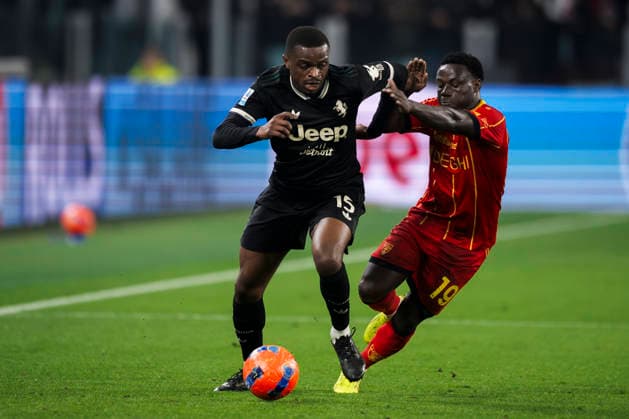 Juventus FC v US Lecce - Serie A Pierre Kalulu of Juventus FC competes for the ball with Lameck Banda of US Lecce during the Serie A football match between Juventus FC and US Lecce. Turin Italy Copyright: xNicolòxCampox