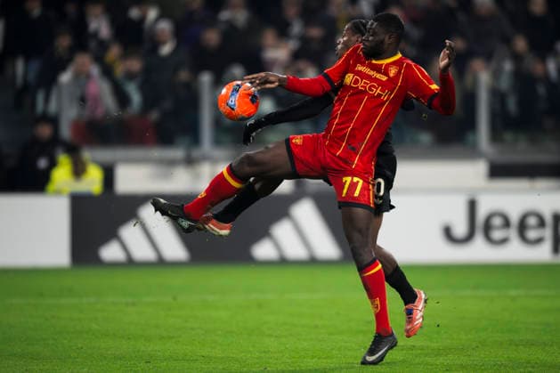 Juventus FC v US Lecce - Serie A Jonathan David of Juventus FC competes for the ball with Mohamed Kaba of US Lecce during the Serie A football match between Juventus FC and US Lecce. Turin Italy Copyright: xNicolòxCampox