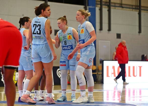 DBBL Cup quarter-final, 03 01 2026, Sporthalle West in Dillingen Saarland , Saarlouis Royals vs Herne TC 67 54 emspor v l n r Saarlouis celebrates the half-time lead in a team circle MT
