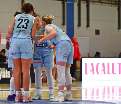 DBBL Cup quarter-final, 03 01 2026, Sporthalle West in Dillingen Saarland , Saarlouis Royals vs Herne TC 67 54 emspor v l n r Saarlouis celebrates the half-time lead in a team circle MT