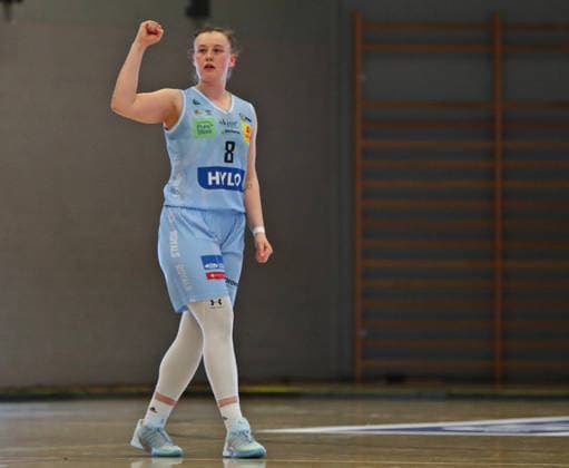DBBL Pokal.-Viertelfinale, 03.01.2026, Sporthalle West in Dillingen (Saarland), Saarlouis Royals vs. Herner TC (67:54) emspor v.l.n.r. Roosa-Josefiina Lola Lehtoranta (Saarlouis) bejubelt den Sieg MT