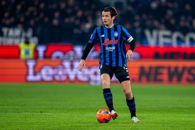 BERGAMO, ITALY - JANUARY 3: Marten de Roon of Atalanta BC dribbles with the ball during the Serie A match between Atalanta BC and AS Roma at the New Balance Arena on January 3, 2026 in Bergamo, Italy. (Photo by Rene Nijhuis) SPO  Copyright: xRenexNijhuis