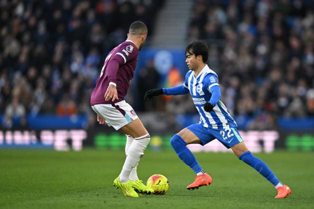 Brighton and Hove Albion v Burnley, Premier League Brighton And Hove Albion midfielder Kaoru Mitoma (22) and Burnley defender Kyle Walker (2) during the Premier League match between Brighton and Hove Albion and Burnley at the American Express Stadium, Brighton and Hove, UK on 3 January 2026. Brighton and Hove American Express Stadium East Sussex UK Editorial use only DataCo restrictions apply See www.football-dataco.com , Copyright: xPaulxBockingx PSI-23518-0042