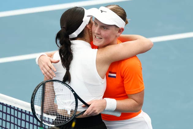 TENNIS UNITED CUP SYDNEY, Eva Lys of Team Germany hugs Suzan Lamens of Team Netherlands after winning her Group F singles match during day three of the 2026 United Cup at Ken Rosewall Arena in Sydney, Sunday, January 4, 2026. ( NO ARCHIVING, EDITORIAL USE ONLY SYDNEY NEW SOUTH WALES AUSTRALIA  Copyright: xMARKxEVANSx 20260104185228577281