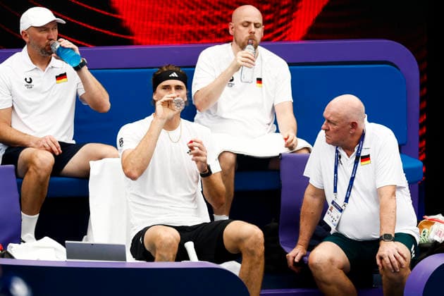 TENNIS UNITED CUP SYDNEY, Alexander Zverev of team Germany drinks water as Team Germany Captain Alexander Zverev Sr. looks on ahead of the Group F singles match against Tallon Griekspoor of Team Netherlandsduring day three of the 2026 United Cup at Ken Rosewall Arena in Sydney, Sunday, January 4, 2026. ( NO ARCHIVING, EDITORIAL USE ONLY SYDNEY NEW SOUTH WALES AUSTRALIA  Copyright: xMARKxEVANSx 20260104132420148469