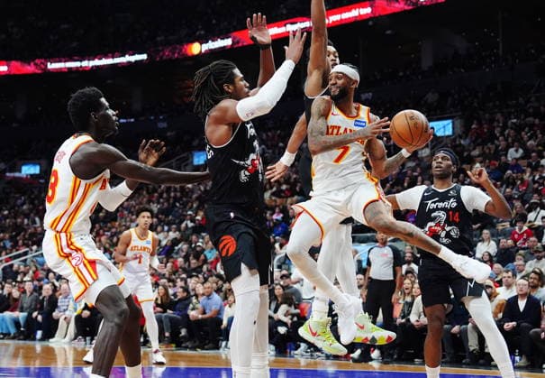 January 3, 2026, Toronto, On, Canada: Atlanta Hawks Nickeil Alexander-Walker (7) looks to pass as Toronto Raptors Collin Murray-Boyles (second left) defends during second half NBA, Basketball Herren, USA basketball action in Toronto on Saturday, Jan. 3, 2026. Canada News - January 3, 2026  - ZUMAc35_ 20260103_zaf_c35_088 Copyright: xFrankxGunnx