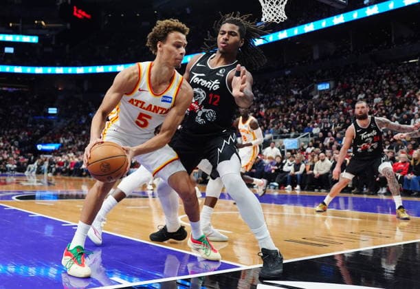 January 3, 2026, Toronto, On, Canada: Atlanta Hawks Dyson Daniels (5) protects the ball from Toronto Raptors Collin Murray-Boyles (12) during second half NBA, Basketball Herren, USA basketball action in Toronto on Saturday, Jan. 3, 2026. Canada News - January 3, 2026  - ZUMAc35_ 20260103_zaf_c35_090 Copyright: xFrankxGunnx