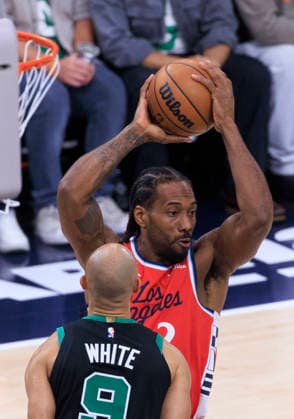 January 3, 2026, Inglewood, California, USA: Kawhi Leonard 2 of the Los Angeles Clippers passes the ball as Derrick White 9 of the Boston Celtics guards during their regular season NBA, Basketball Herren, USA game on Saturday January 3, 2026 at Intuit Dome in Inglewood, California. Clippers lose to Celtics, 146-115. ARIANA RUIZ PI Inglewood USA - ZUMAp124 20260103_zaa_p124_001 Copyright: xArianaxRuizx