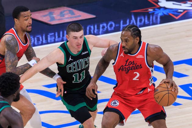 January 3, 2026, Inglewood, California, USA: Kawhi Leonard 2 of the Los Angeles Clippers drives to the basket as Payton Pritchard 11 of the Boston Celtics defends during their regular season NBA, Basketball Herren, USA game on Saturday January 3, 2026 at Intuit Dome in Inglewood, California. Clippers lose to Celtics, 146-115. ARIANA RUIZ PI Inglewood USA - ZUMAp124 20260103_zaa_p124_002 Copyright: xArianaxRuizx