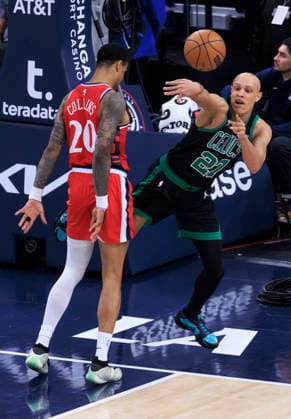 January 3, 2026, Inglewood, California, USA: Jordan Walsh 27 of the Boston Celtics passes the ball as John Collins 20 of the Los Angeles Clippers defends during their regular season NBA, Basketball Herren, USA game on Saturday January 3, 2026 at Intuit Dome in Inglewood, California. Clippers lose to Celtics, 146-115. ARIANA RUIZ PI Inglewood USA - ZUMAp124 20260103_zaa_p124_003 Copyright: xArianaxRuizx
