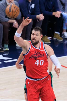January 3, 2026, Inglewood, California, USA: Ivica Zubac 40 of the Los Angeles Clippers passes the ball during their regular season NBA, Basketball Herren, USA game against the Boston Celtics on Saturday January 3, 2026 at Intuit Dome in Inglewood, California. Clippers lose to Celtics, 146-115. ARIANA RUIZ PI Inglewood USA - ZUMAp124 20260103_zaa_p124_005 Copyright: xArianaxRuizx