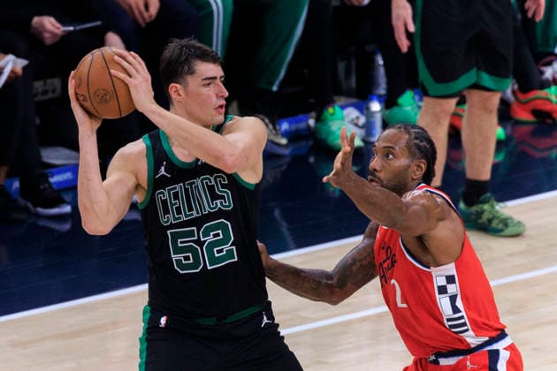 January 3, 2026, Inglewood, California, USA: Luka Garza 52 of the Boston Celtics receive the ball as Kawhi Leonard 2 of the Los Angeles Clippers defends during their regular season NBA, Basketball Herren, USA game on Saturday January 3, 2026 at Intuit Dome in Inglewood, California. Clippers lose to Celtics, 146-115. ARIANA RUIZ PI Inglewood USA - ZUMAp124 20260103_zaa_p124_006 Copyright: xArianaxRuizx