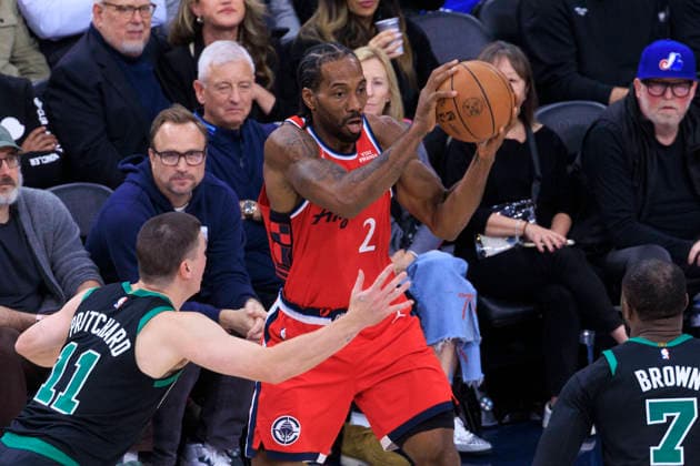 January 3, 2026, Inglewood, California, USA: Kawhi Leonard 2 of the Los Angeles Clippers passes the ball as Payton Pritchard 11 and Jaylen Brown 7 of the Boston Celtics defend during their regular season NBA, Basketball Herren, USA game on Saturday January 3, 2026 at Intuit Dome in Inglewood, California. Clippers lose to Celtics, 146-115. ARIANA RUIZ PI Inglewood USA - ZUMAp124 20260103_zaa_p124_007 Copyright: xArianaxRuizx
