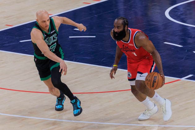 January 3, 2026, Inglewood, California, USA: Jordan Walsh 27 of the Boston Celtics guards James Harden 1 of the Los Angeles Clippers during their regular season NBA, Basketball Herren, USA game on Saturday January 3, 2026 at Intuit Dome in Inglewood, California. Clippers lose to Celtics, 146-115. ARIANA RUIZ PI Inglewood USA - ZUMAp124 20260103_zaa_p124_012 Copyright: xArianaxRuizx